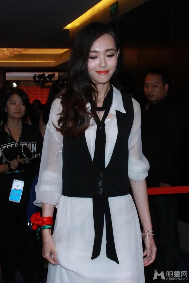 唐嫣透视白纱裙美腿隐现自掀裙摆显大方_图-3