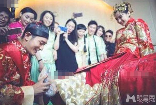 黄晓明绝密婚照曝光为Baby穿水晶婚鞋_图-2