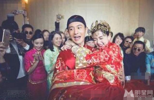 黄晓明绝密婚照曝光为Baby穿水晶婚鞋_图-3