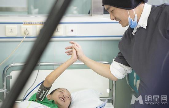张卫健探访肾病孩子为公益不遗余力_图-2