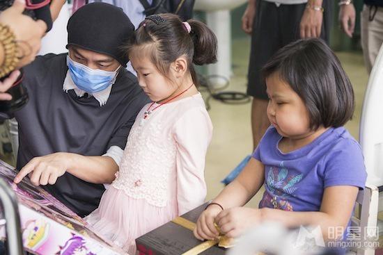 张卫健探访肾病孩子为公益不遗余力_图-3