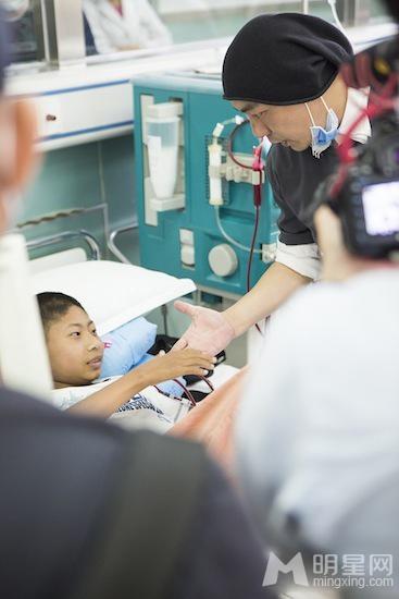 张卫健探访肾病孩子为公益不遗余力_图-5