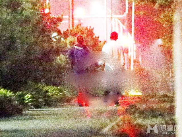 张雨绮新恋情曝光与神秘男牵手压马路_图-3