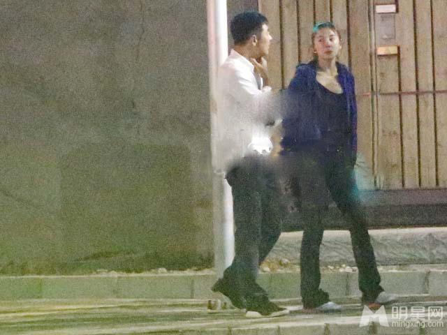 张雨绮新恋情曝光与神秘男牵手压马路_图-11