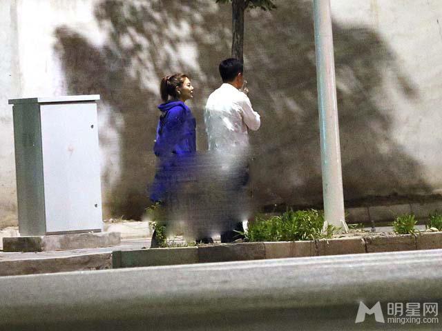 张雨绮新恋情曝光与神秘男牵手压马路_图-13