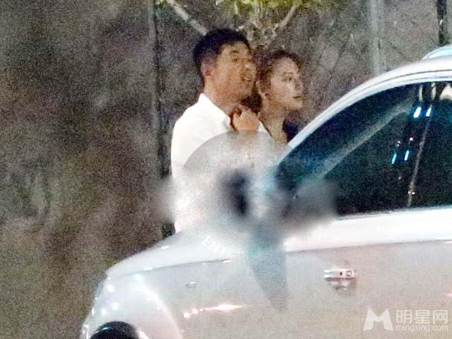 张雨绮新恋情曝光与神秘男牵手压马路_图-9