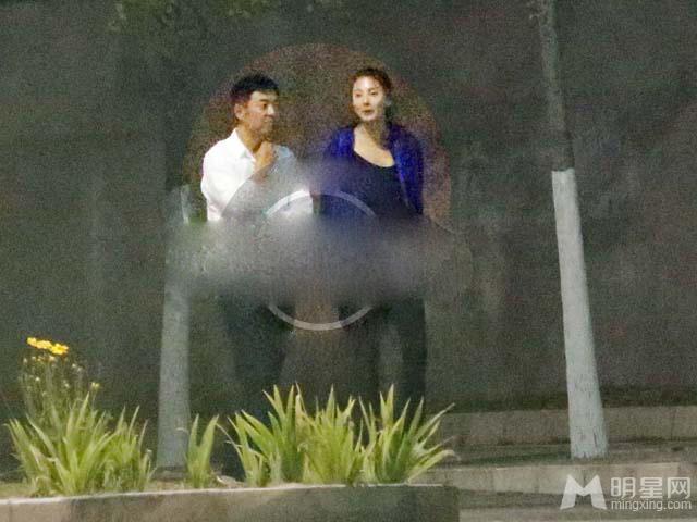 张雨绮新恋情曝光与神秘男牵手压马路_图-7