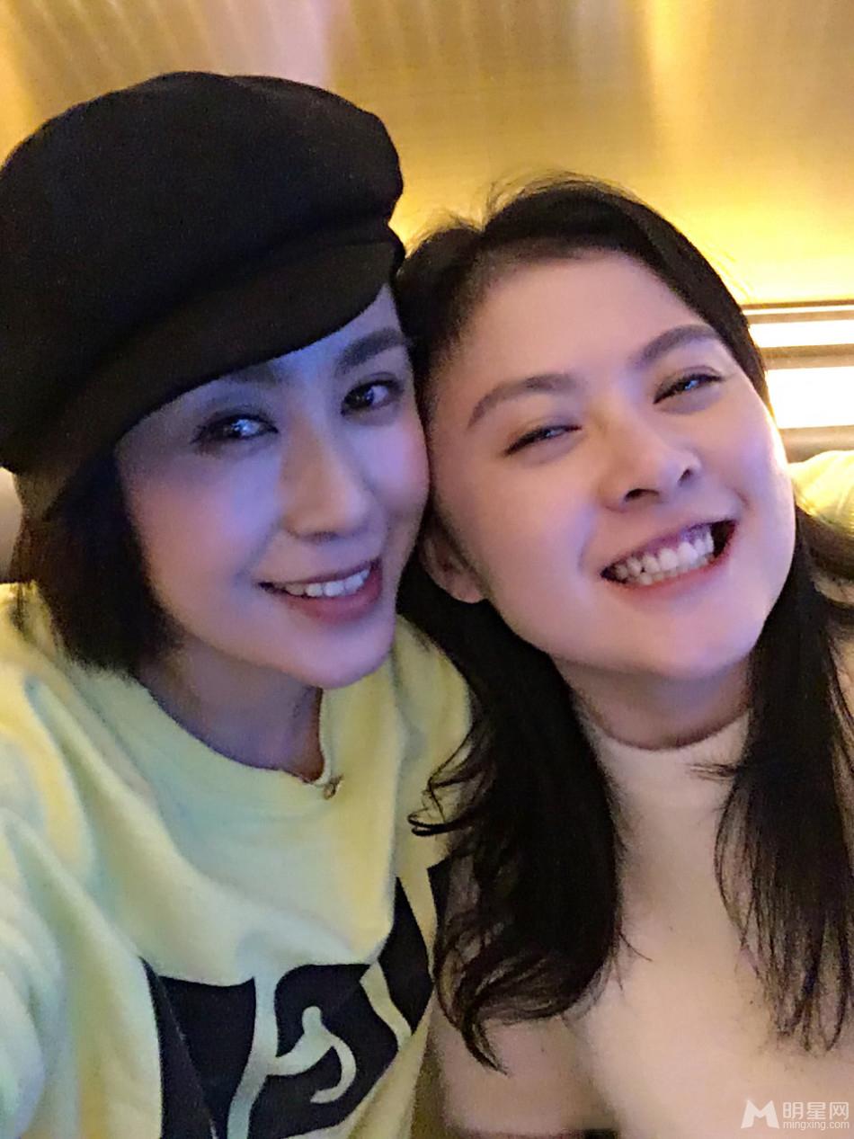 马丽和沈腾女友贴面合影好闺蜜嘟嘴卖萌_图-3
