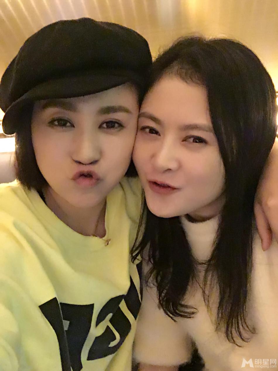马丽和沈腾女友贴面合影好闺蜜嘟嘴卖萌_图-1