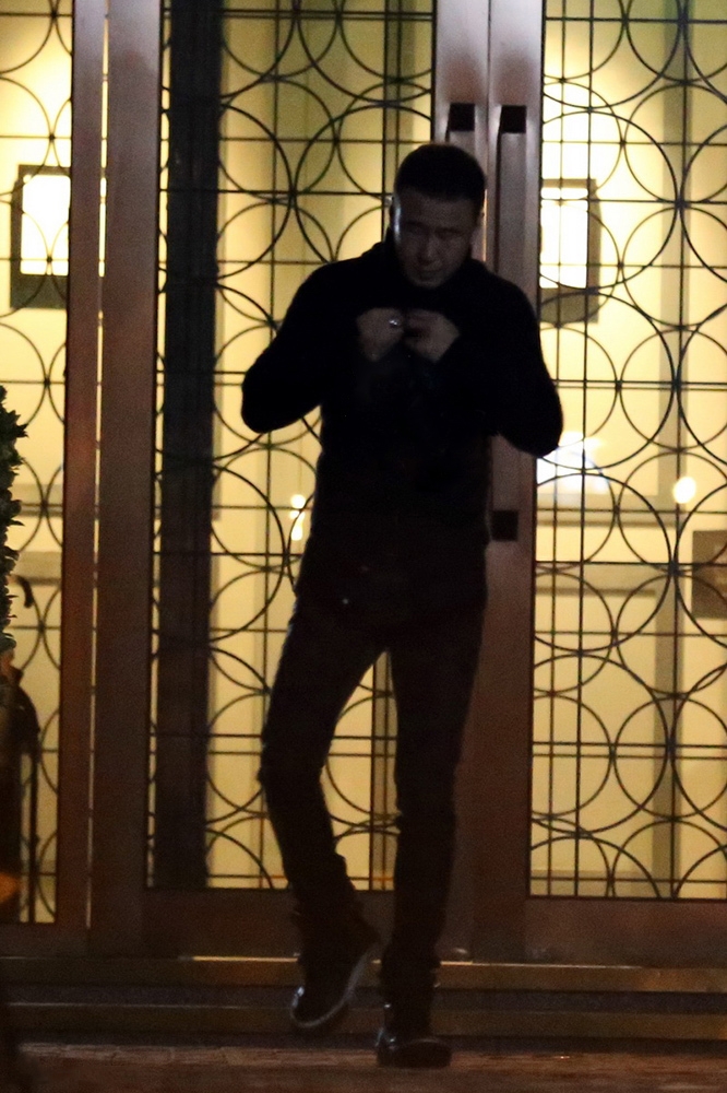 杨坤现身破被抓传言心情大好饮酒至凌晨_图-2