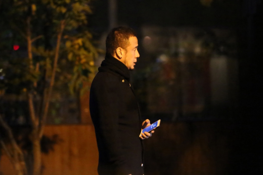 杨坤现身破被抓传言心情大好饮酒至凌晨_图-1