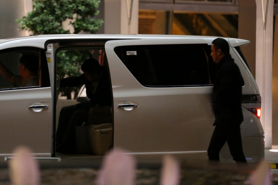 杨坤现身破被抓传言心情大好饮酒至凌晨_图-8