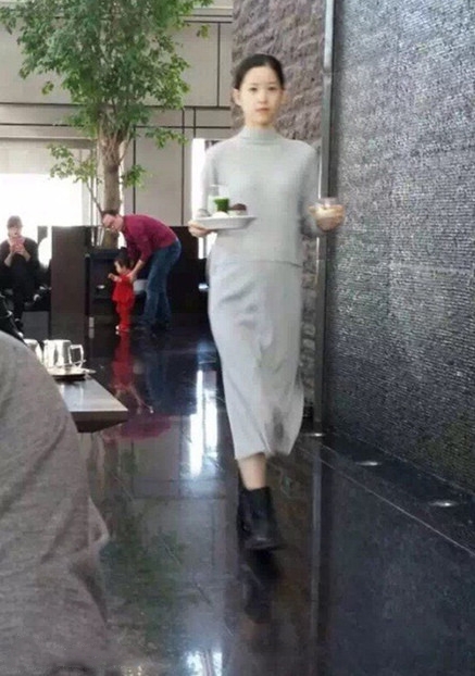 章泽天外出就餐小肚隆起孕相十分明显_图-2