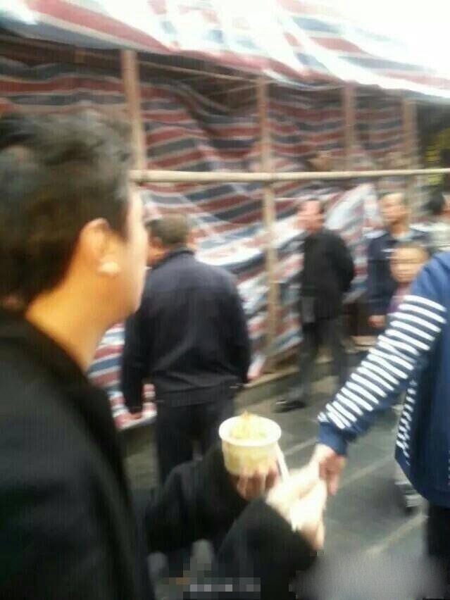 王思聪开豪车街边吃小吃身边妹子又换了_图-5