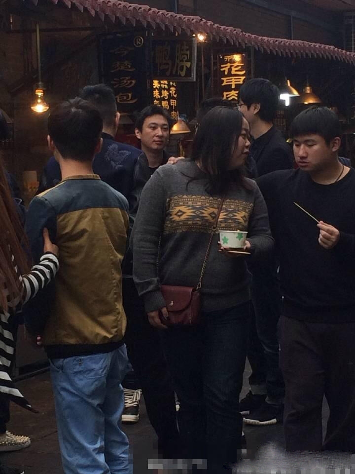 王思聪开豪车街边吃小吃身边妹子又换了_图-3