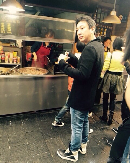 王思聪开豪车街边吃小吃身边妹子又换了_图-8