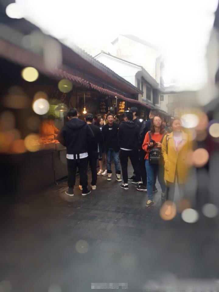 王思聪开豪车街边吃小吃身边妹子又换了_图-4