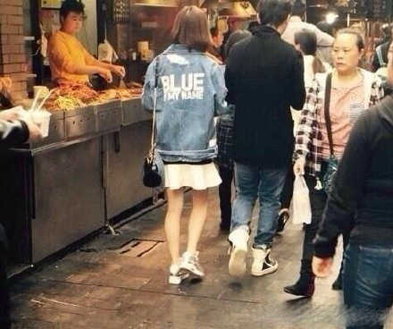 王思聪开豪车街边吃小吃身边妹子又换了_图-6
