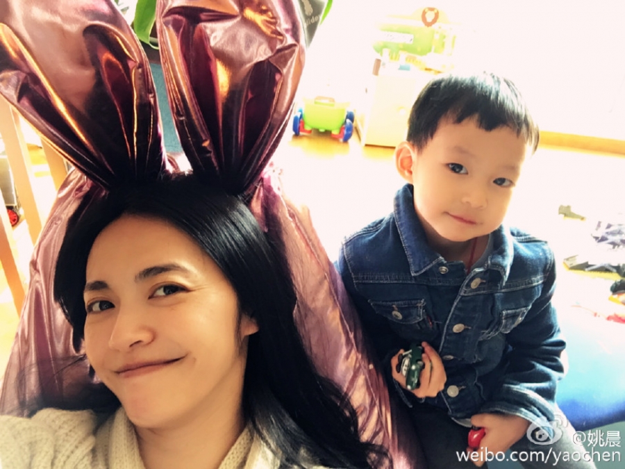 姚晨晒照与儿子拼颜值网友赞各有各的美_图-3