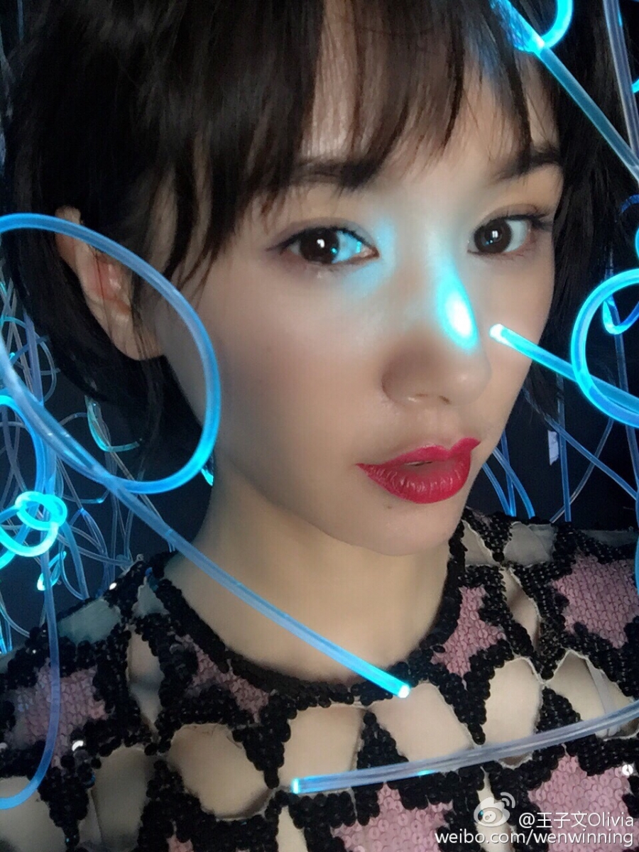王子文晒拍摄花絮照烈焰红唇瞩目_图-6