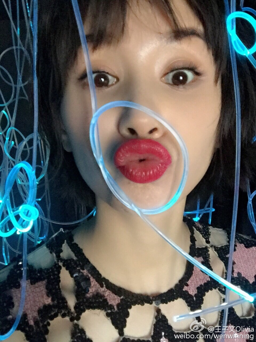 王子文晒拍摄花絮照烈焰红唇瞩目_图-3