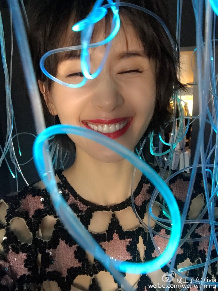 王子文晒拍摄花絮照烈焰红唇瞩目_图-1