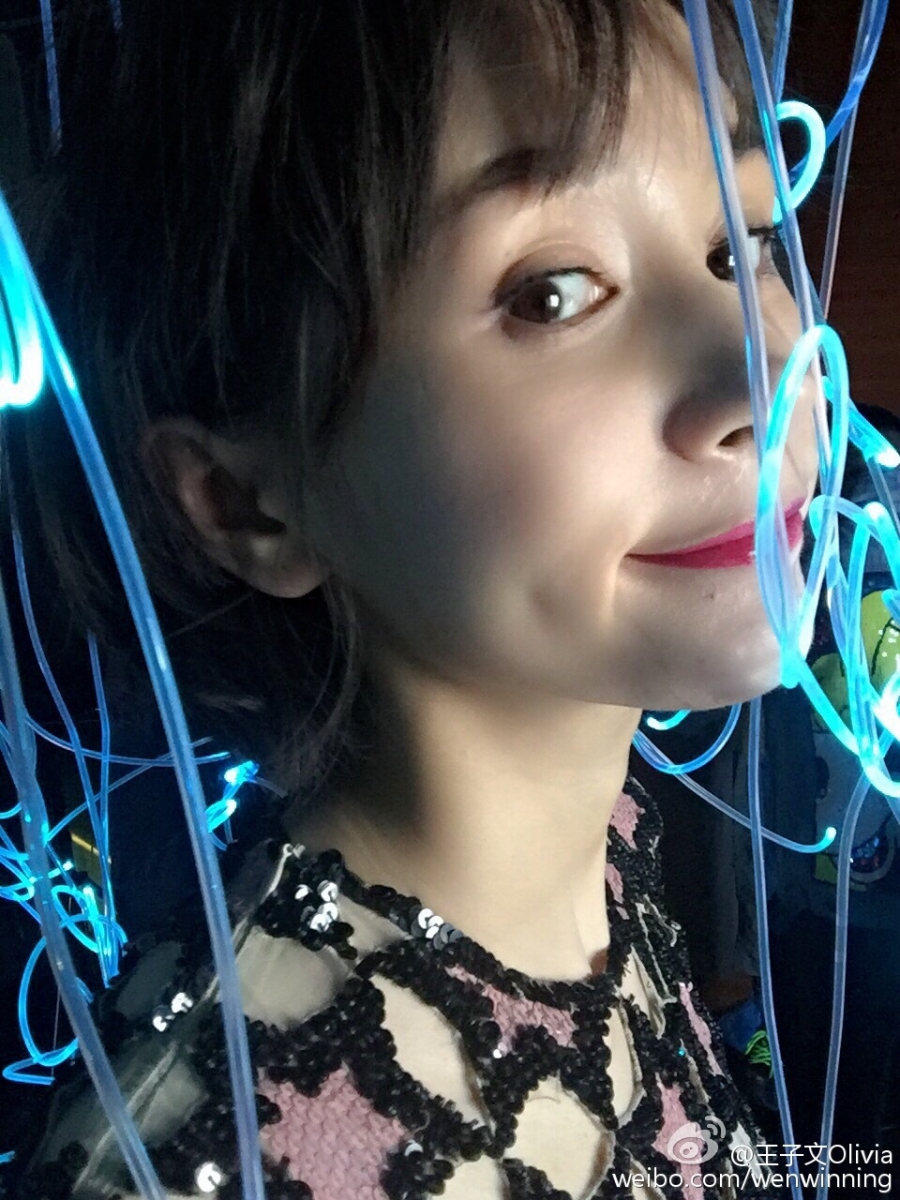 王子文晒拍摄花絮照烈焰红唇瞩目_图-4