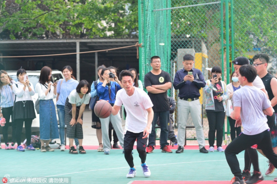 霍建华球场大秀球技与粉丝同乐_图-5