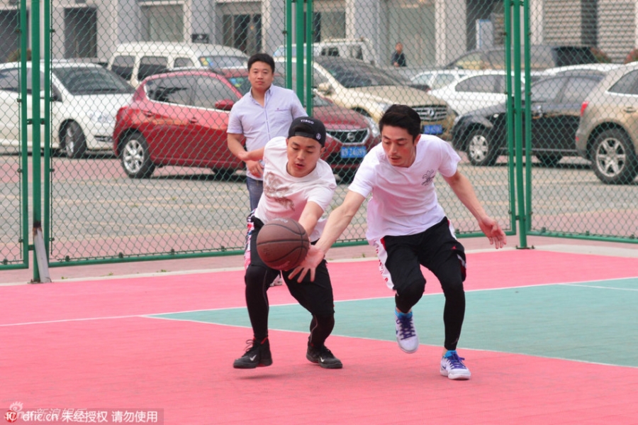 霍建华球场大秀球技与粉丝同乐_图-2