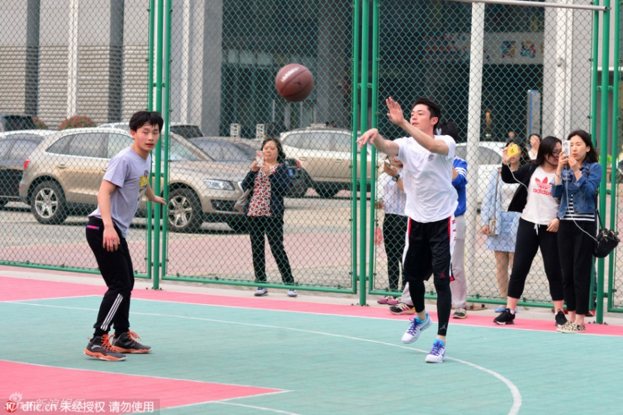 霍建华球场大秀球技与粉丝同乐_图-1