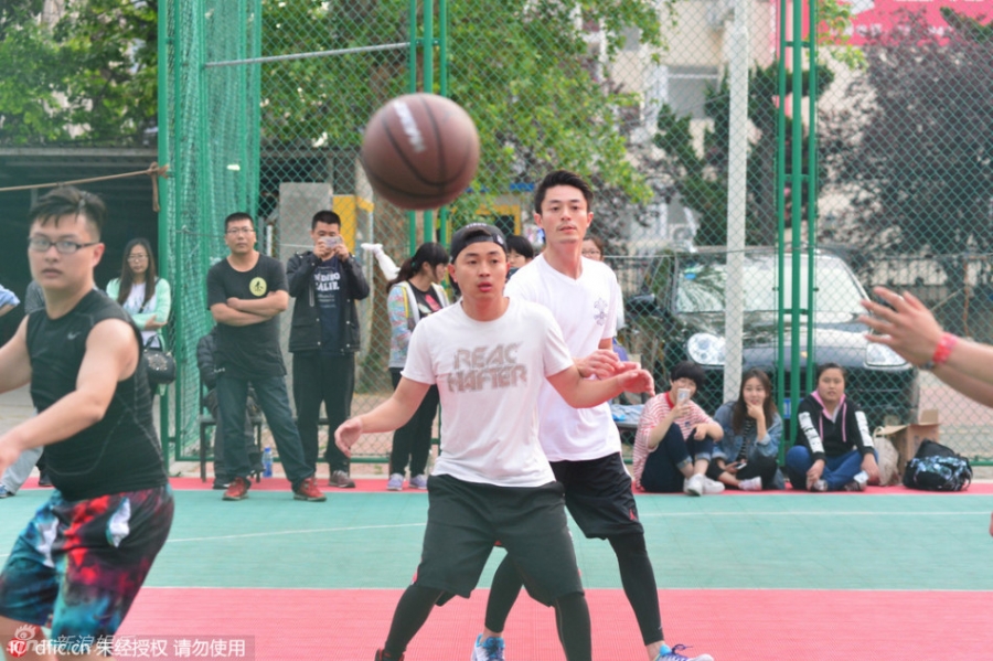 霍建华球场大秀球技与粉丝同乐_图-4