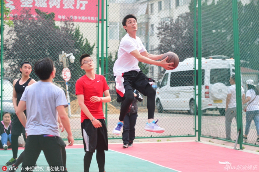 霍建华球场大秀球技与粉丝同乐_图-8