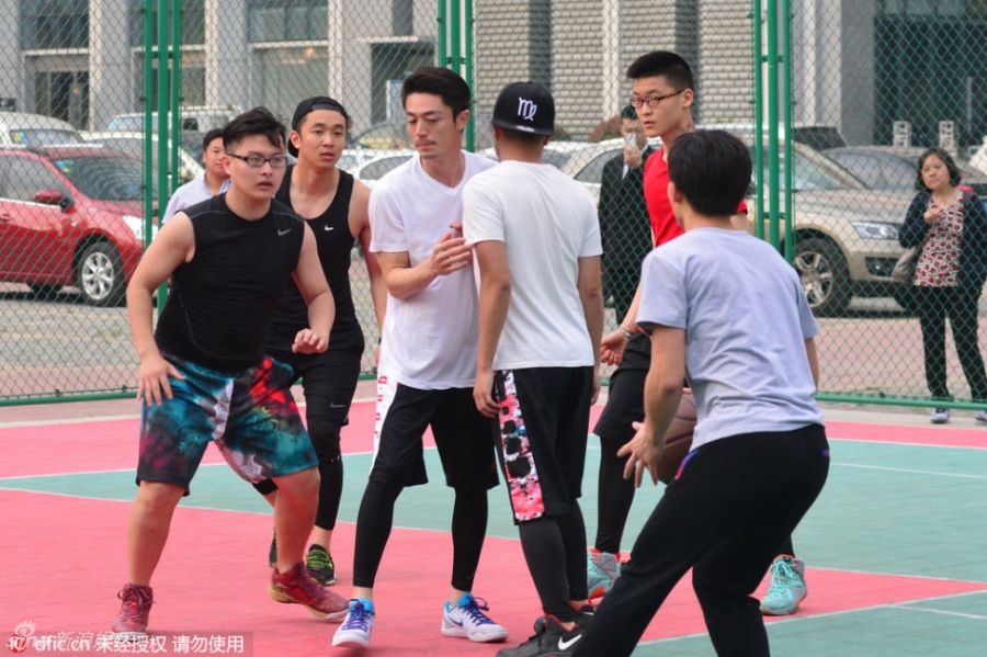 霍建华球场大秀球技与粉丝同乐_图-3