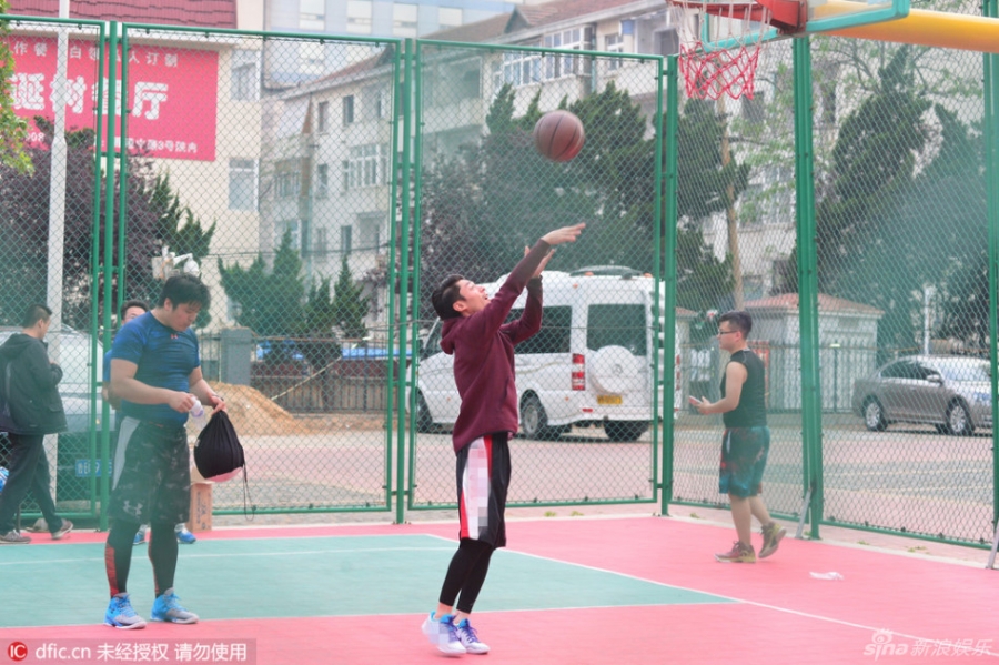 霍建华球场大秀球技与粉丝同乐_图-6