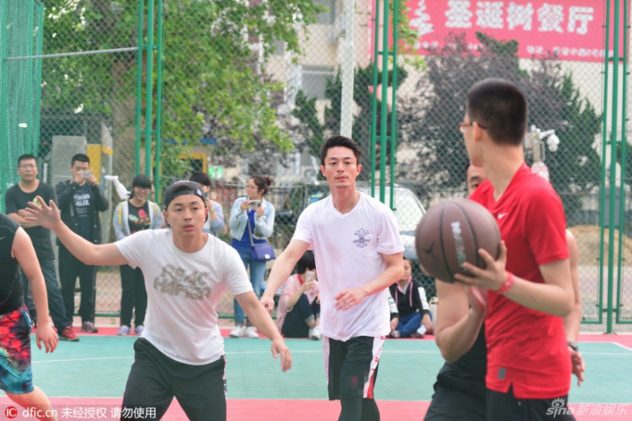 霍建华球场大秀球技与粉丝同乐_图-7