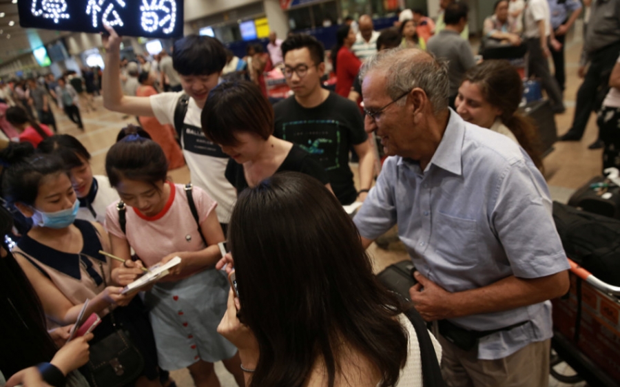 谭松韵抵京粉丝接机竟有中年歪果仁_图-12