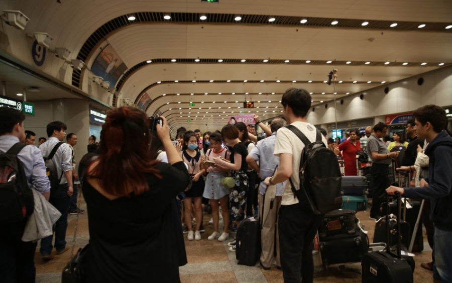 谭松韵抵京粉丝接机竟有中年歪果仁_图-5