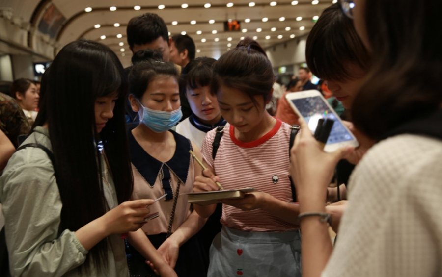 谭松韵抵京粉丝接机竟有中年歪果仁_图-2