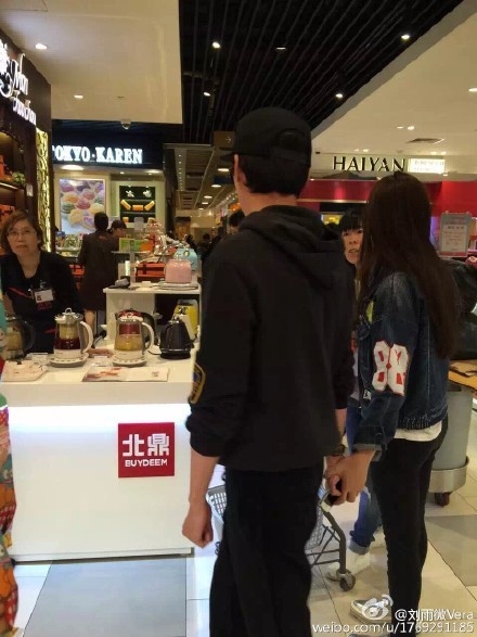 冯绍峰林允俩人一同逛街_图-5