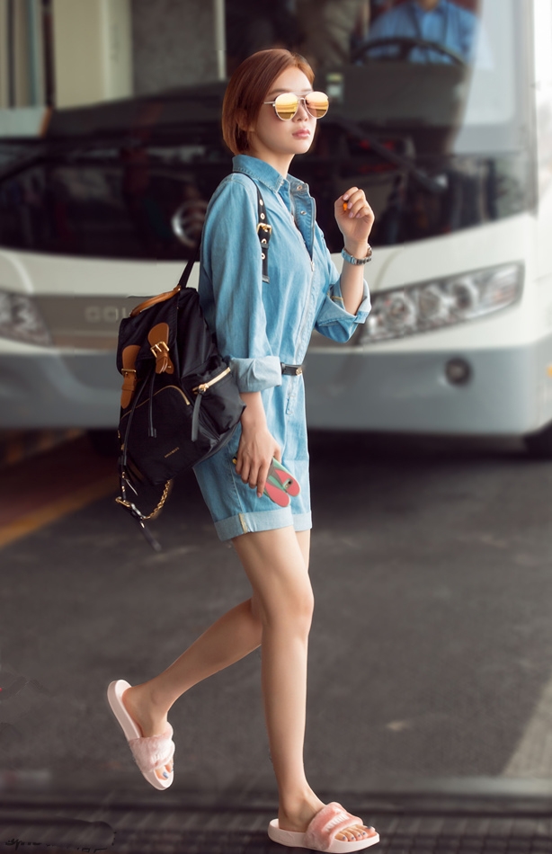 袁姗姗一身牛仔搭配背包时尚酷炫_图-4