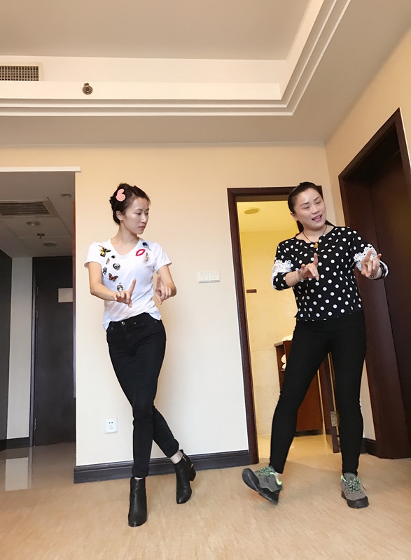 素颜气质清新似少女！李念剧组勤练唱戏有模有样_图-5