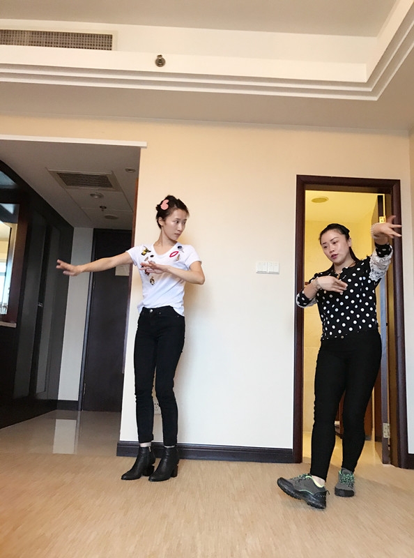 素颜气质清新似少女！李念剧组勤练唱戏有模有样_图-4