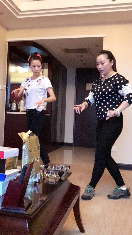 素颜气质清新似少女！李念剧组勤练唱戏有模有样_图-2