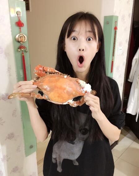 李一桐海量生活照_图-1