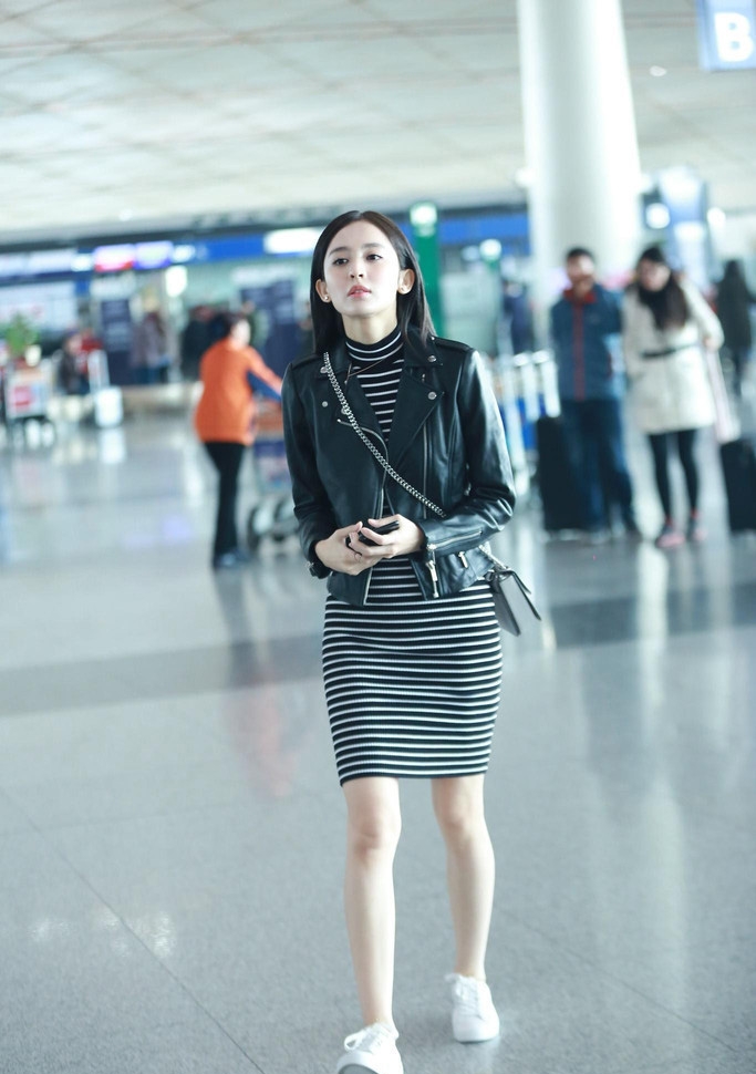 古力娜扎现身机场肤白貌美_图-3