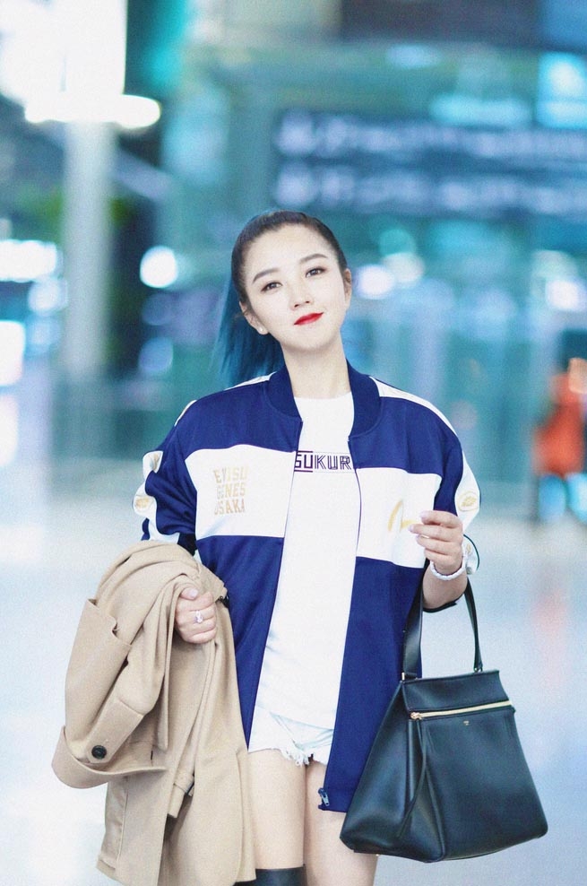 何洁现身上海机场秀大长腿显瘦_图-1