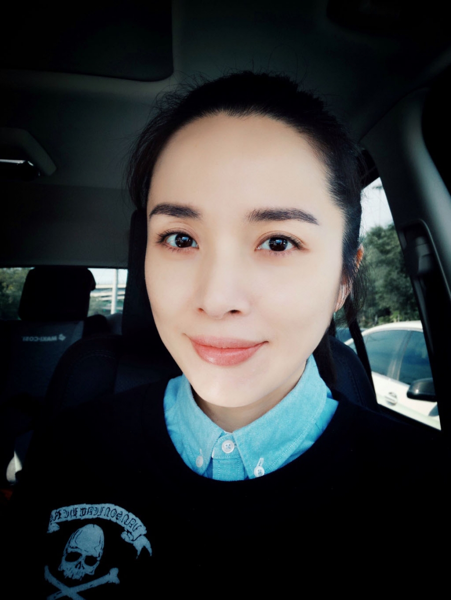 靳东老婆李佳日常照_图-1