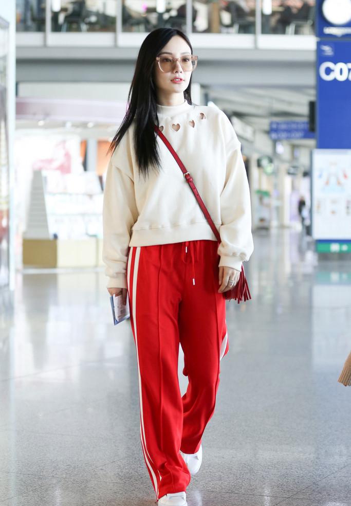 李小璐演绎潮妈时尚甜馨放飞自我变表情包_图-7