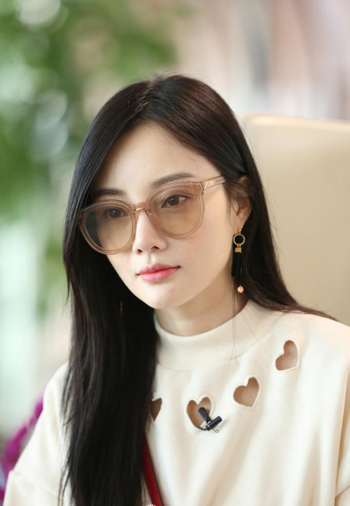 李小璐演绎潮妈时尚甜馨放飞自我变表情包_图-4