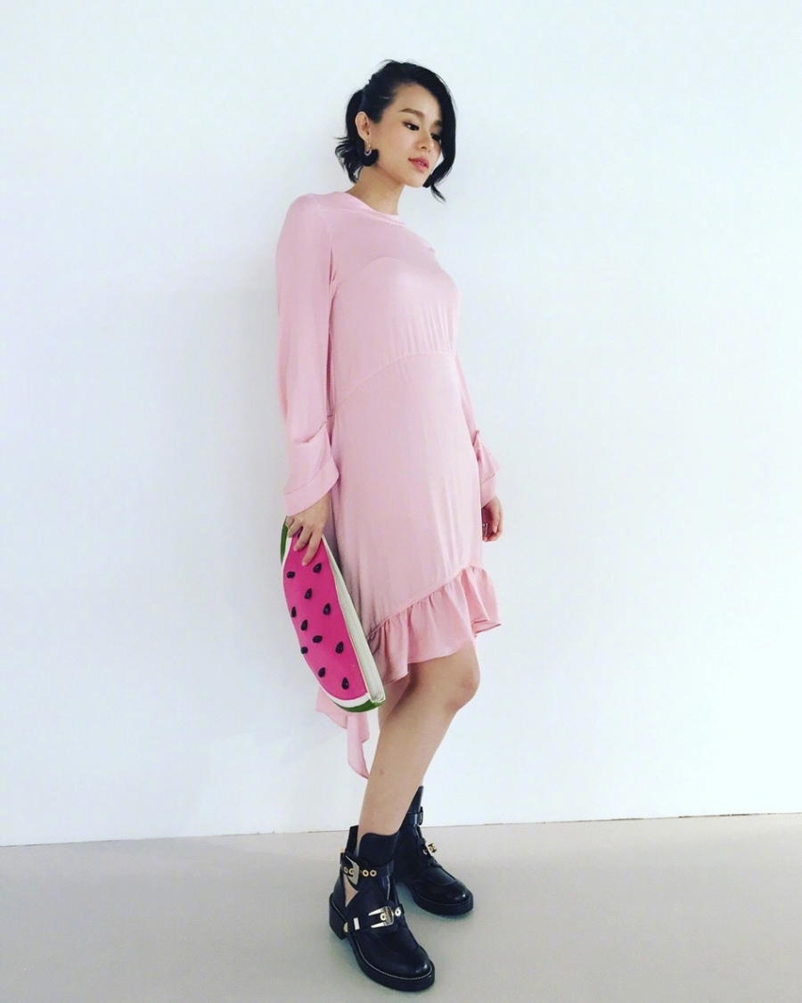 准辣妈胡杏儿晒美照 修身长裙尽情秀曲线_图-5